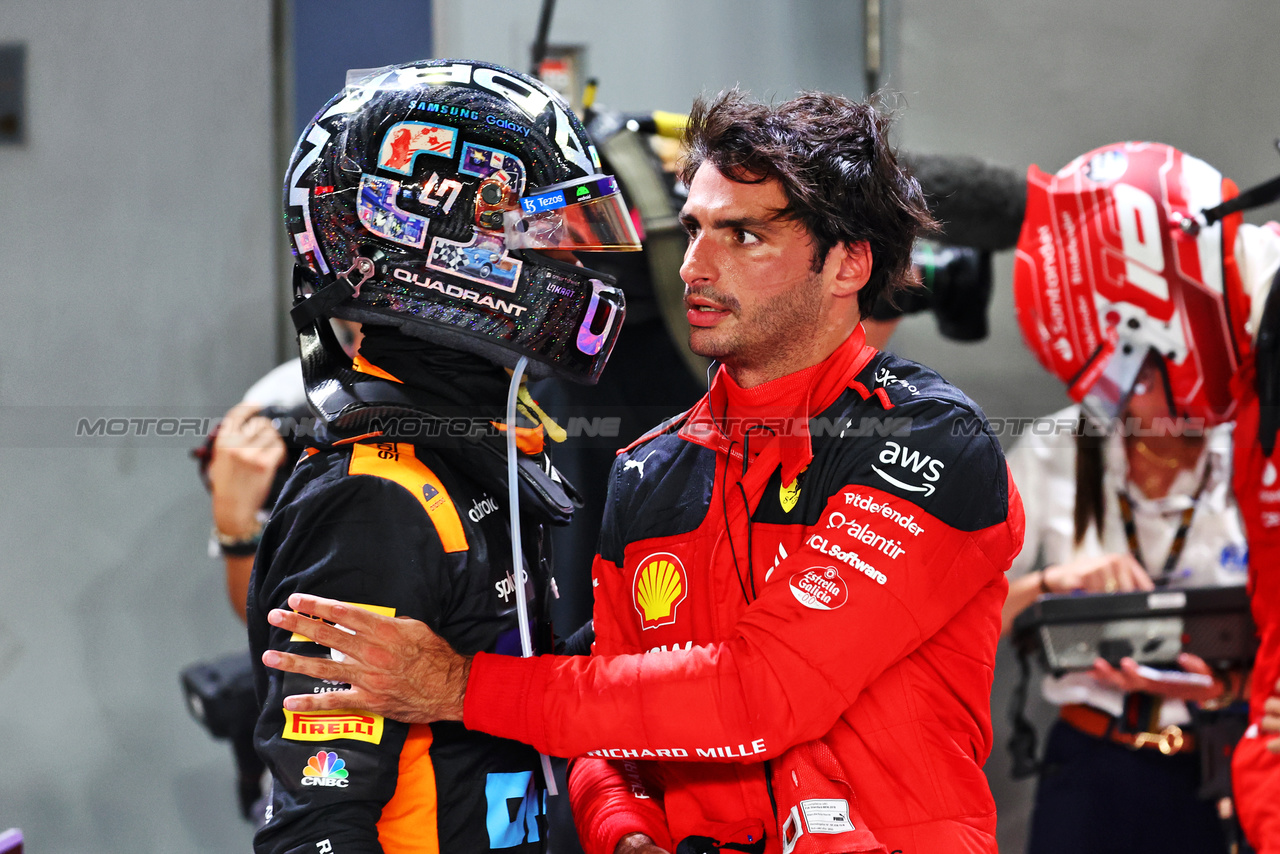 GP SINGAPORE, Carlos Sainz Jr (ESP) Ferrari (Right) celebrates his pole position with Lando Norris (GBR) McLaren in qualifying parc ferme.

16.09.2023. Formula 1 World Championship, Rd 16, Singapore Grand Prix, Marina Bay Street Circuit, Singapore, Qualifiche Day.

- www.xpbimages.com, EMail: requests@xpbimages.com © Copyright: Batchelor / XPB Images