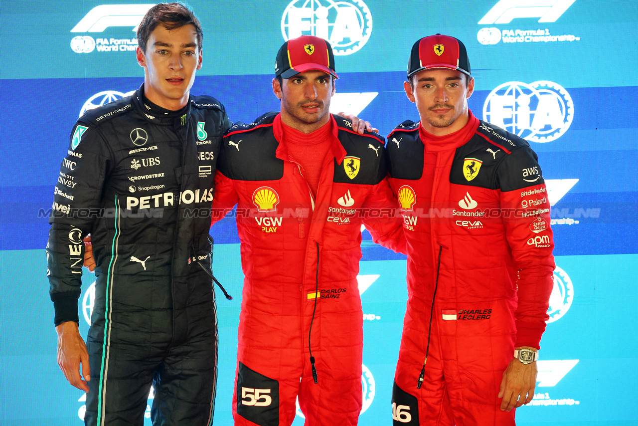 GP SINGAPORE, Qualifiche top three in parc ferme (L to R): George Russell (GBR) Mercedes AMG F1, second; Carlos Sainz Jr (ESP) Ferrari, pole position; Charles Leclerc (MON) Ferrari, third.

16.09.2023. Formula 1 World Championship, Rd 16, Singapore Grand Prix, Marina Bay Street Circuit, Singapore, Qualifiche Day.

- www.xpbimages.com, EMail: requests@xpbimages.com © Copyright: Batchelor / XPB Images