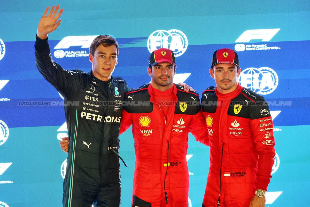 GP SINGAPORE, Qualifiche top three in parc ferme (L to R): George Russell (GBR) Mercedes AMG F1, second; Carlos Sainz Jr (ESP) Ferrari, pole position; Charles Leclerc (MON) Ferrari, third.

16.09.2023. Formula 1 World Championship, Rd 16, Singapore Grand Prix, Marina Bay Street Circuit, Singapore, Qualifiche Day.

- www.xpbimages.com, EMail: requests@xpbimages.com © Copyright: Batchelor / XPB Images