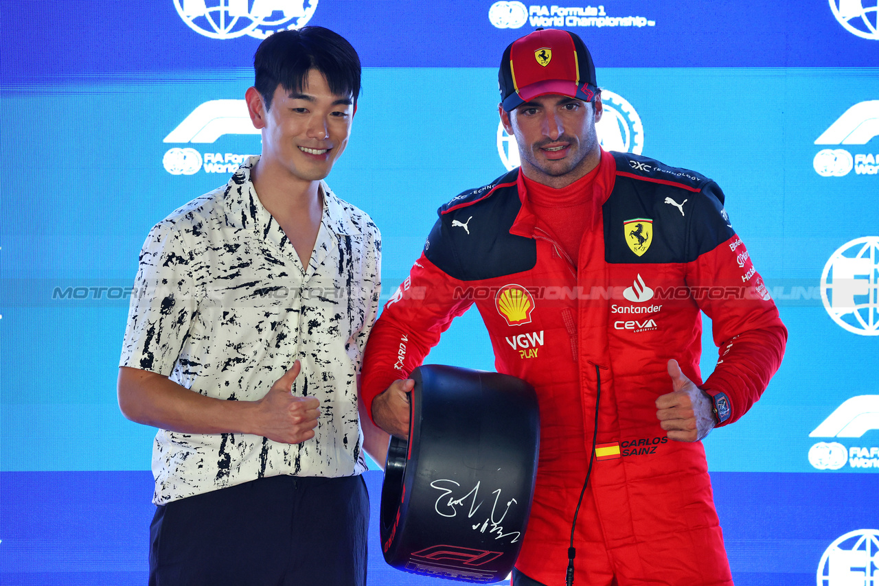 GP SINGAPORE, Carlos Sainz Jr (ESP) Ferrari receives the Pirelli Pole Position Award from Eric Nam (USA) Singer.

16.09.2023. Formula 1 World Championship, Rd 16, Singapore Grand Prix, Marina Bay Street Circuit, Singapore, Qualifiche Day.

- www.xpbimages.com, EMail: requests@xpbimages.com © Copyright: Batchelor / XPB Images