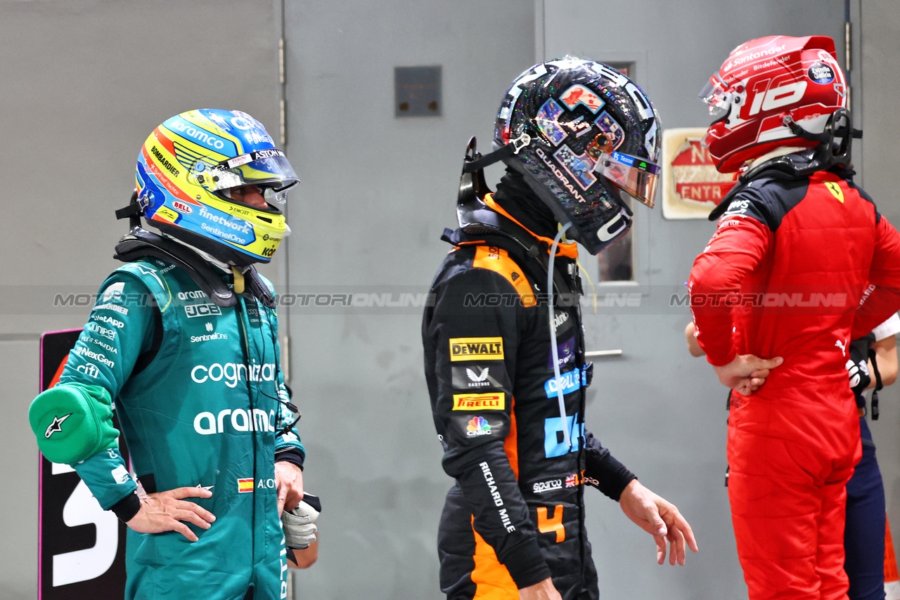 GP SINGAPORE, (L to R): Fernando Alonso (ESP) Aston Martin F1 Team; Lando Norris (GBR) McLaren; e Charles Leclerc (MON) Ferrari, in qualifying parc ferme.

16.09.2023. Formula 1 World Championship, Rd 16, Singapore Grand Prix, Marina Bay Street Circuit, Singapore, Qualifiche Day.

- www.xpbimages.com, EMail: requests@xpbimages.com © Copyright: Batchelor / XPB Images