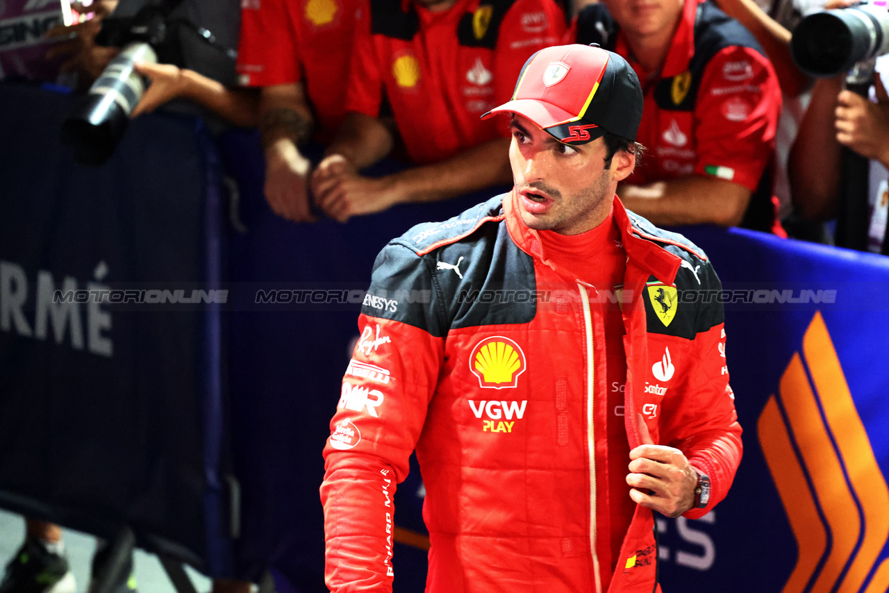 GP SINGAPORE, Pole sitter Carlos Sainz Jr (ESP) Ferrari in qualifying parc ferme.

16.09.2023. Formula 1 World Championship, Rd 16, Singapore Grand Prix, Marina Bay Street Circuit, Singapore, Qualifiche Day.

- www.xpbimages.com, EMail: requests@xpbimages.com © Copyright: Batchelor / XPB Images