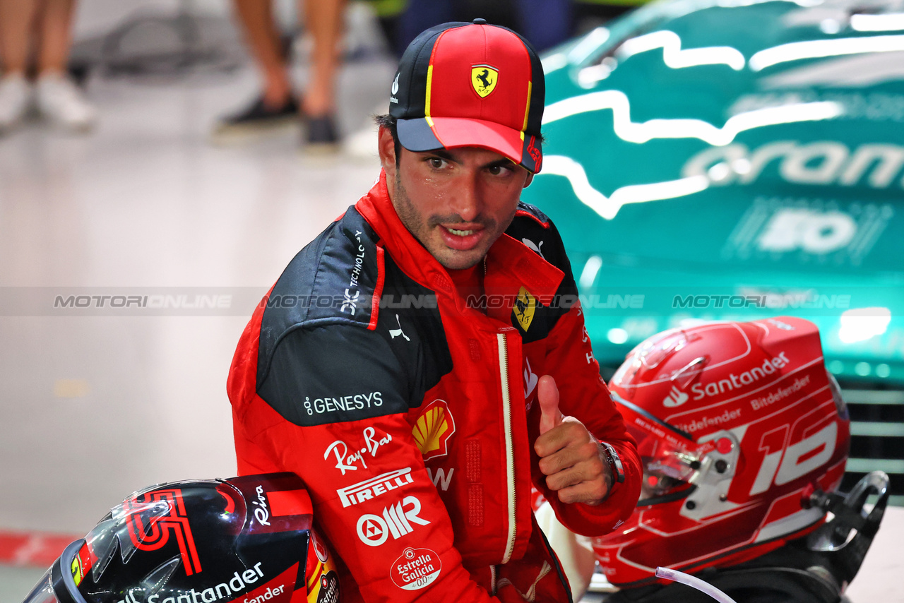 GP SINGAPORE, Carlos Sainz Jr (ESP) Ferrari celebrates his pole position in qualifying parc ferme.

16.09.2023. Formula 1 World Championship, Rd 16, Singapore Grand Prix, Marina Bay Street Circuit, Singapore, Qualifiche Day.

- www.xpbimages.com, EMail: requests@xpbimages.com © Copyright: Batchelor / XPB Images