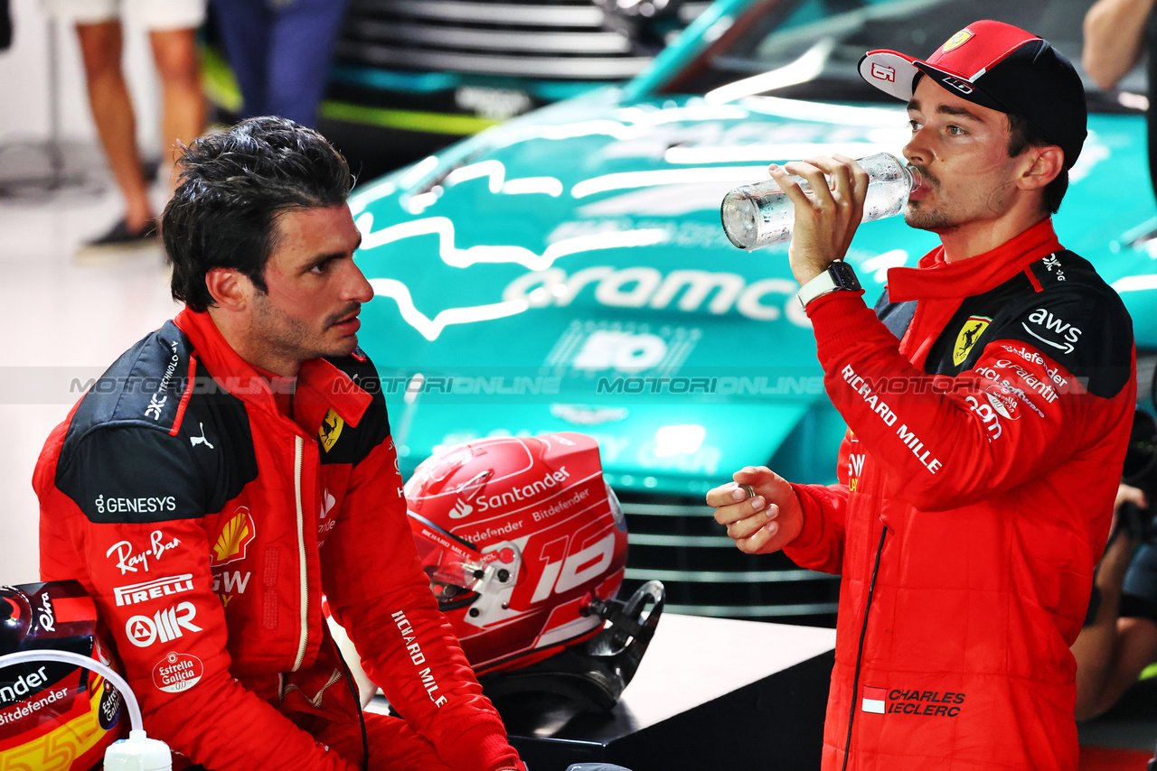 GP SINGAPORE, (L to R): Pole sitter Carlos Sainz Jr (ESP) Ferrari with third placed team mate Charles Leclerc (MON) Ferrari in qualifying parc ferme.

16.09.2023. Formula 1 World Championship, Rd 16, Singapore Grand Prix, Marina Bay Street Circuit, Singapore, Qualifiche Day.

- www.xpbimages.com, EMail: requests@xpbimages.com © Copyright: Batchelor / XPB Images