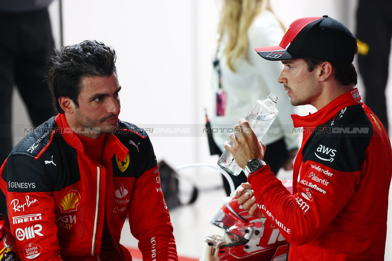 GP SINGAPORE, (L to R): Pole sitter Carlos Sainz Jr (ESP) Ferrari with team mate Charles Leclerc (MON) Ferrari in qualifying parc ferme.

16.09.2023. Formula 1 World Championship, Rd 16, Singapore Grand Prix, Marina Bay Street Circuit, Singapore, Qualifiche Day.

 - www.xpbimages.com, EMail: requests@xpbimages.com © Copyright: Coates / XPB Images