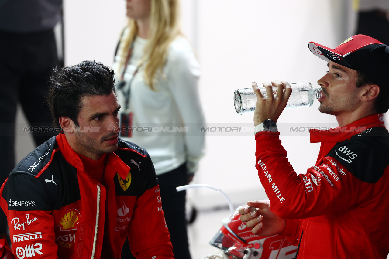 GP SINGAPORE, (L to R): Pole sitter Carlos Sainz Jr (ESP) Ferrari with team mate Charles Leclerc (MON) Ferrari in qualifying parc ferme.

16.09.2023. Formula 1 World Championship, Rd 16, Singapore Grand Prix, Marina Bay Street Circuit, Singapore, Qualifiche Day.

 - www.xpbimages.com, EMail: requests@xpbimages.com © Copyright: Coates / XPB Images