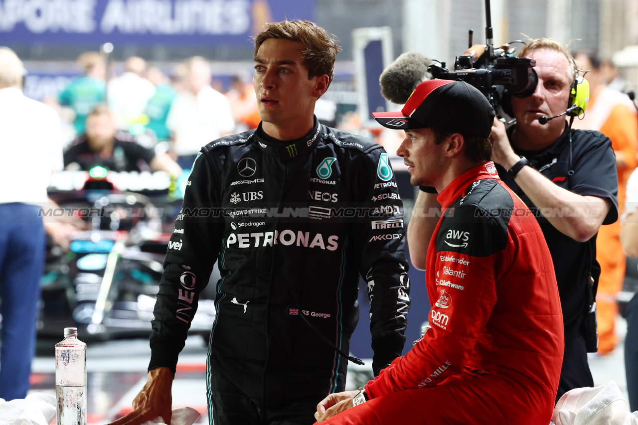 GP SINGAPORE, (L to R): George Russell (GBR) Mercedes AMG F1 with Charles Leclerc (MON) Ferrari in qualifying parc ferme.

16.09.2023. Formula 1 World Championship, Rd 16, Singapore Grand Prix, Marina Bay Street Circuit, Singapore, Qualifiche Day.

 - www.xpbimages.com, EMail: requests@xpbimages.com © Copyright: Coates / XPB Images