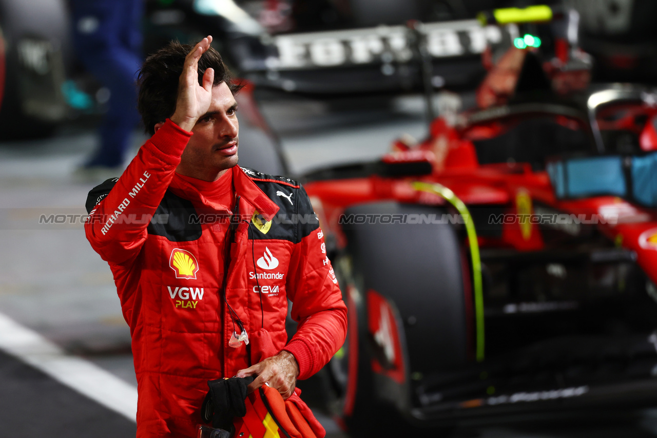 GP SINGAPORE, Carlos Sainz Jr (ESP) Ferrari SF-23 celebrates his pole position in qualifying parc ferme.

16.09.2023. Formula 1 World Championship, Rd 16, Singapore Grand Prix, Marina Bay Street Circuit, Singapore, Qualifiche Day.

 - www.xpbimages.com, EMail: requests@xpbimages.com © Copyright: Coates / XPB Images