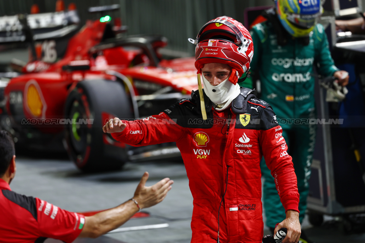 GP SINGAPORE, Charles Leclerc (MON) Ferrari celebrates his third position in qualifying parc ferme.

16.09.2023. Formula 1 World Championship, Rd 16, Singapore Grand Prix, Marina Bay Street Circuit, Singapore, Qualifiche Day.

 - www.xpbimages.com, EMail: requests@xpbimages.com © Copyright: Coates / XPB Images