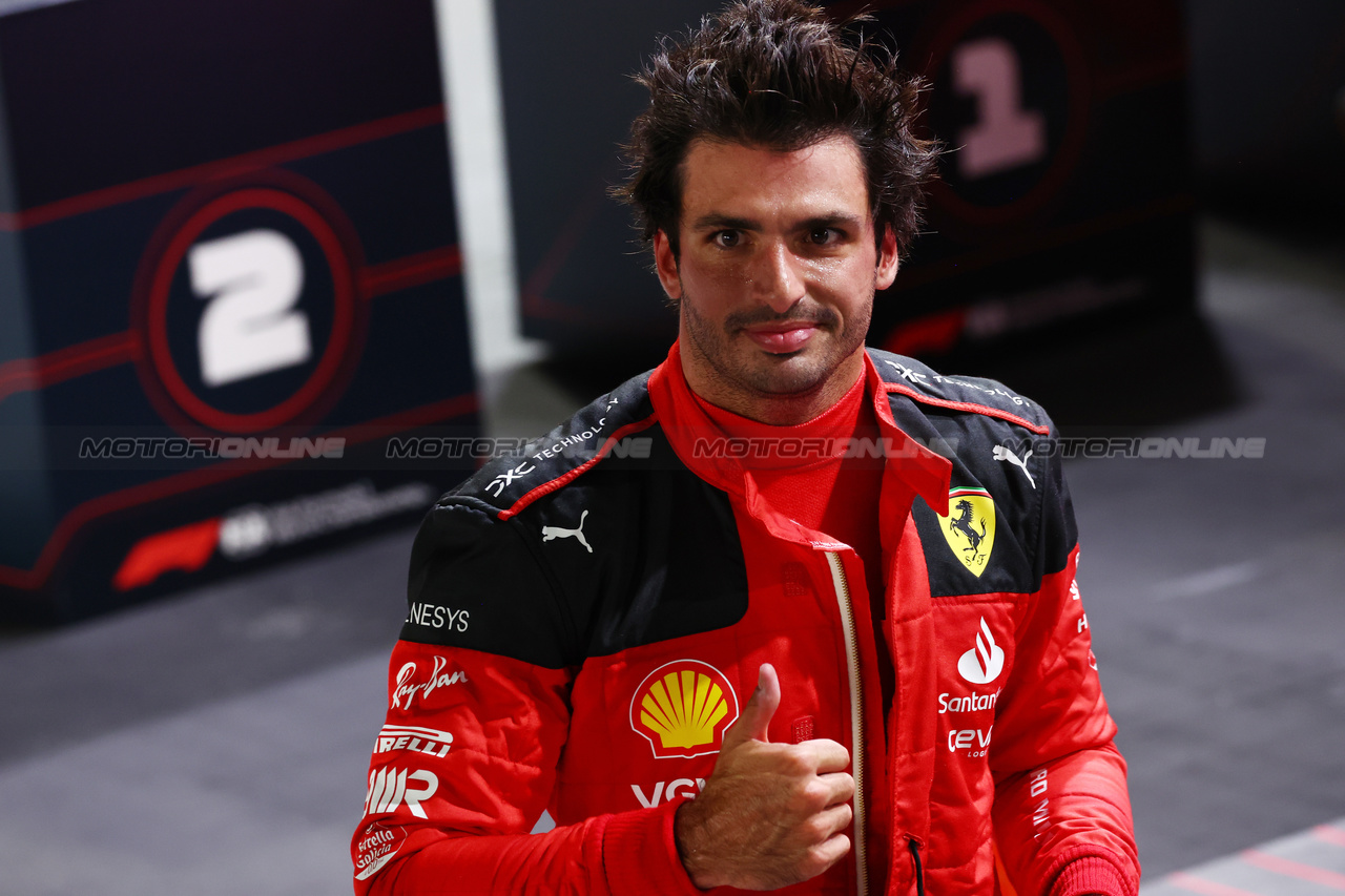 GP SINGAPORE, Carlos Sainz Jr (ESP) Ferrari celebrates his pole position in qualifying parc ferme.

16.09.2023. Formula 1 World Championship, Rd 16, Singapore Grand Prix, Marina Bay Street Circuit, Singapore, Qualifiche Day.

 - www.xpbimages.com, EMail: requests@xpbimages.com © Copyright: Coates / XPB Images