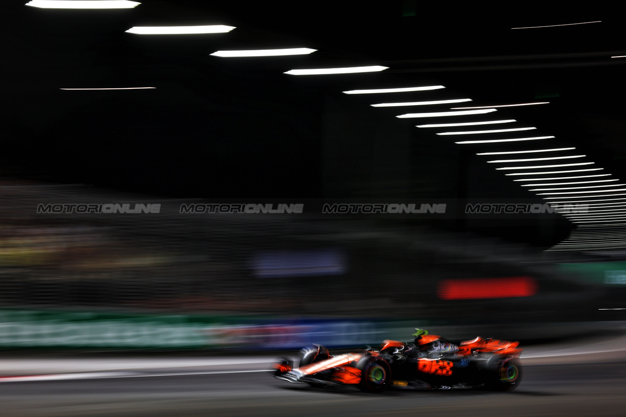 GP SINGAPORE, Lando Norris (GBR) McLaren MCL60.

16.09.2023. Formula 1 World Championship, Rd 16, Singapore Grand Prix, Marina Bay Street Circuit, Singapore, Qualifiche Day.

 - www.xpbimages.com, EMail: requests@xpbimages.com © Copyright: Coates / XPB Images