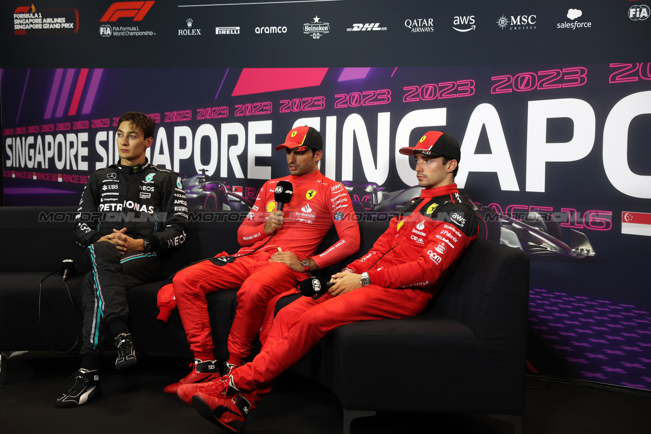 GP SINGAPORE, (L to R): George Russell (GBR) Mercedes AMG F1; Carlos Sainz Jr (ESP) Ferrari; e Charles Leclerc (MON) Ferrari, in the post qualifying FIA Press Conference.

16.09.2023. Formula 1 World Championship, Rd 16, Singapore Grand Prix, Marina Bay Street Circuit, Singapore, Qualifiche Day.

- www.xpbimages.com, EMail: requests@xpbimages.com © Copyright: XPB Images