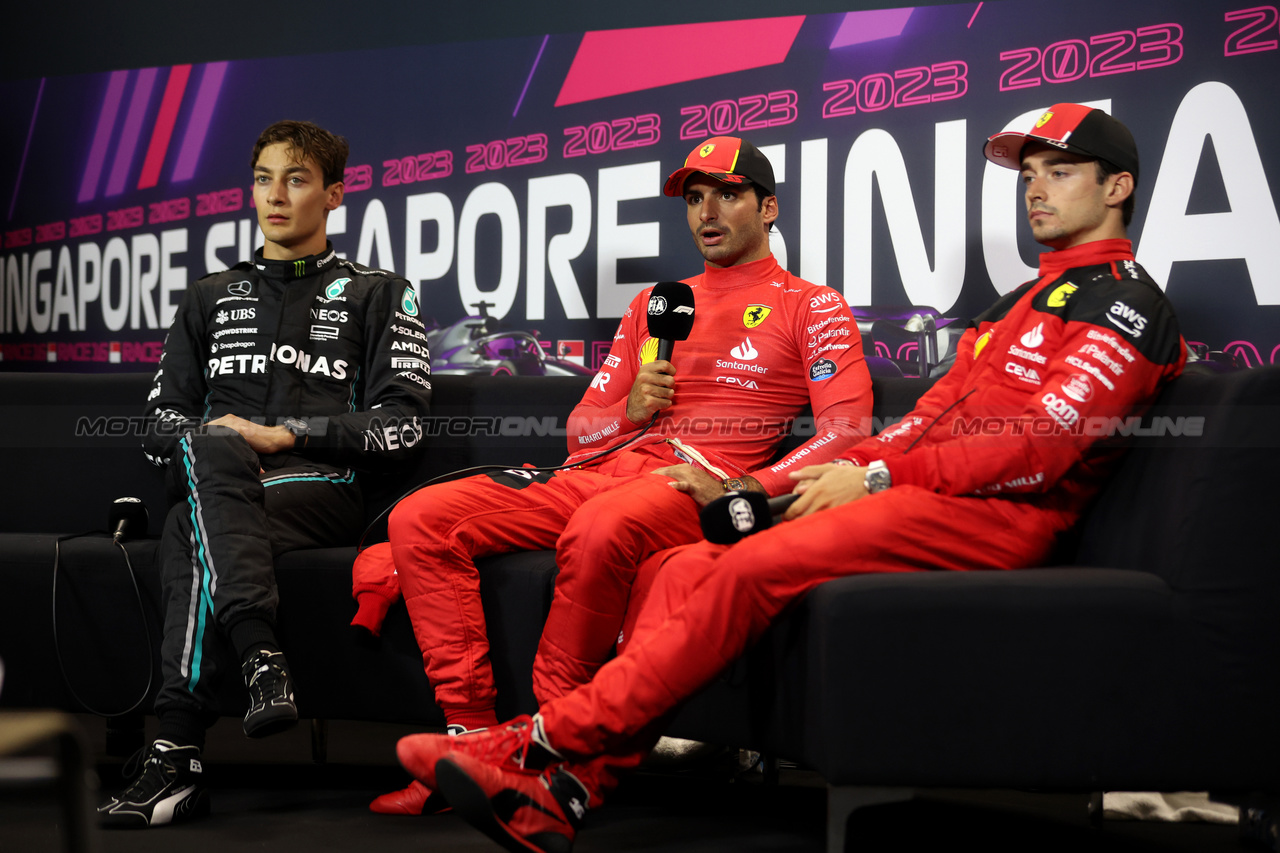 GP SINGAPORE, (L to R): George Russell (GBR) Mercedes AMG F1; Carlos Sainz Jr (ESP) Ferrari; e Charles Leclerc (MON) Ferrari, in the post qualifying FIA Press Conference.

16.09.2023. Formula 1 World Championship, Rd 16, Singapore Grand Prix, Marina Bay Street Circuit, Singapore, Qualifiche Day.

- www.xpbimages.com, EMail: requests@xpbimages.com © Copyright: XPB Images