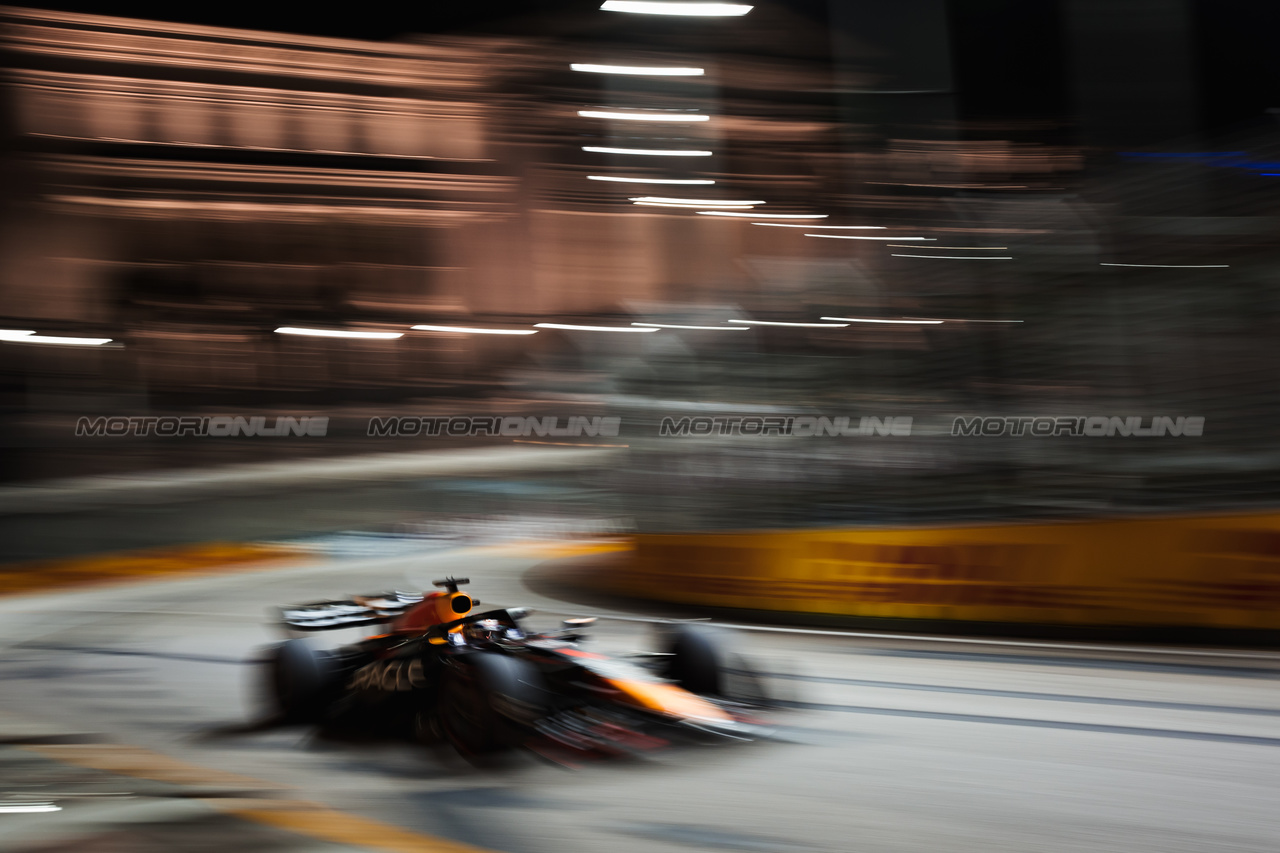 GP SINGAPORE, Max Verstappen (NLD) Red Bull Racing RB19.

16.09.2023. Formula 1 World Championship, Rd 16, Singapore Grand Prix, Marina Bay Street Circuit, Singapore, Qualifiche Day.

- www.xpbimages.com, EMail: requests@xpbimages.com © Copyright: Bearne / XPB Images