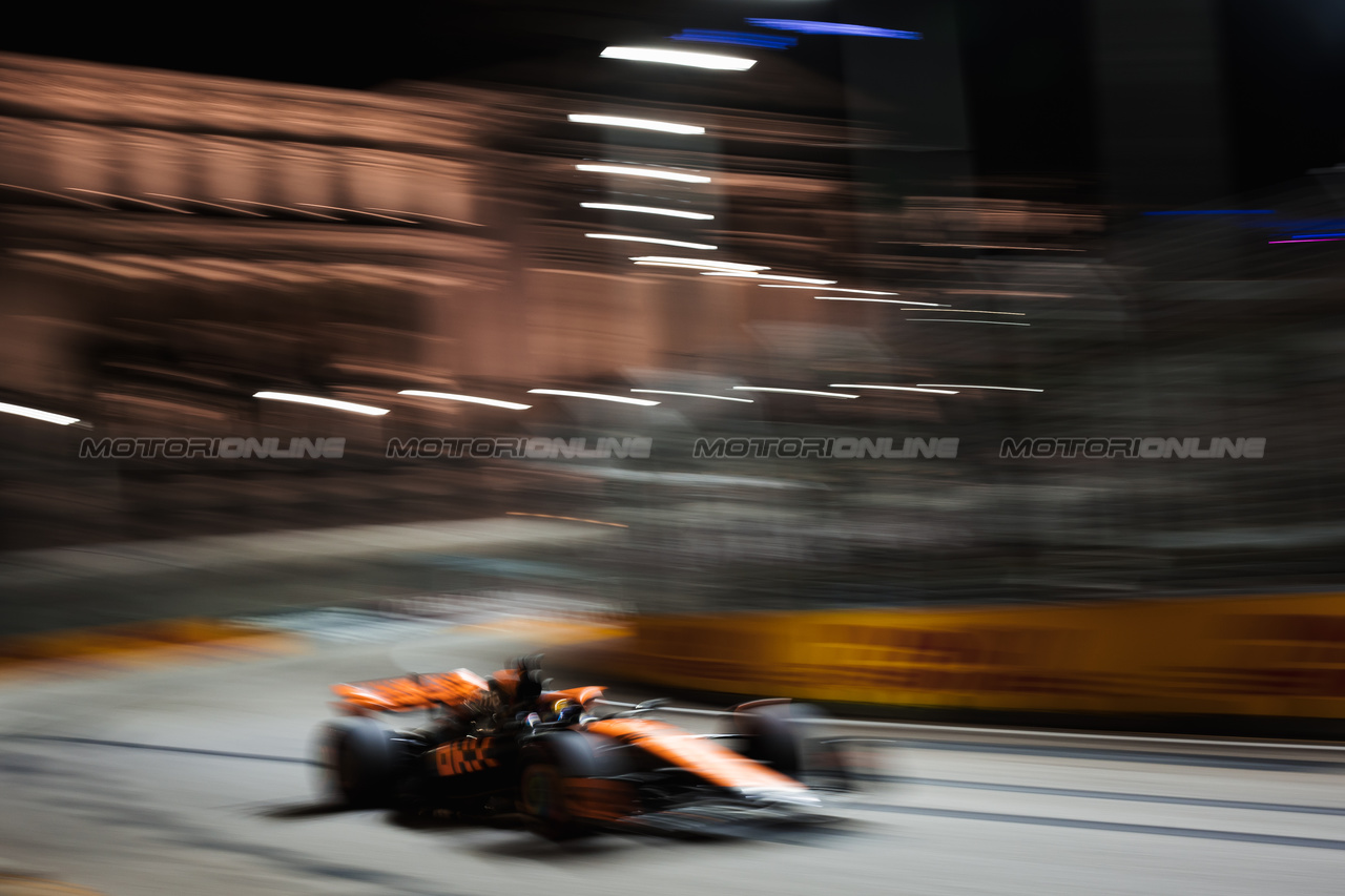 GP SINGAPORE, Oscar Piastri (AUS) McLaren MCL60.

16.09.2023. Formula 1 World Championship, Rd 16, Singapore Grand Prix, Marina Bay Street Circuit, Singapore, Qualifiche Day.

- www.xpbimages.com, EMail: requests@xpbimages.com © Copyright: Bearne / XPB Images