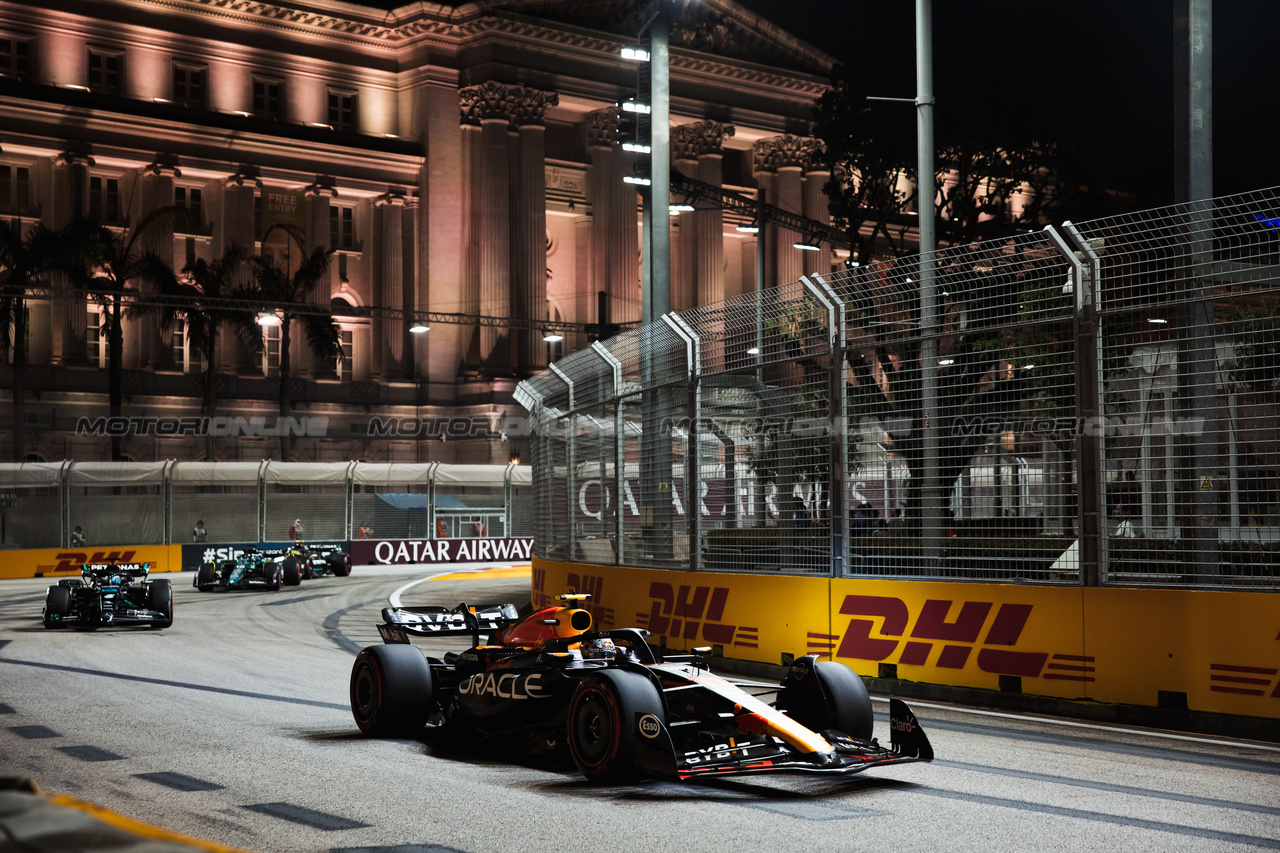 GP SINGAPORE, Sergio Perez (MEX) Red Bull Racing RB19.

16.09.2023. Formula 1 World Championship, Rd 16, Singapore Grand Prix, Marina Bay Street Circuit, Singapore, Qualifiche Day.

- www.xpbimages.com, EMail: requests@xpbimages.com © Copyright: Bearne / XPB Images