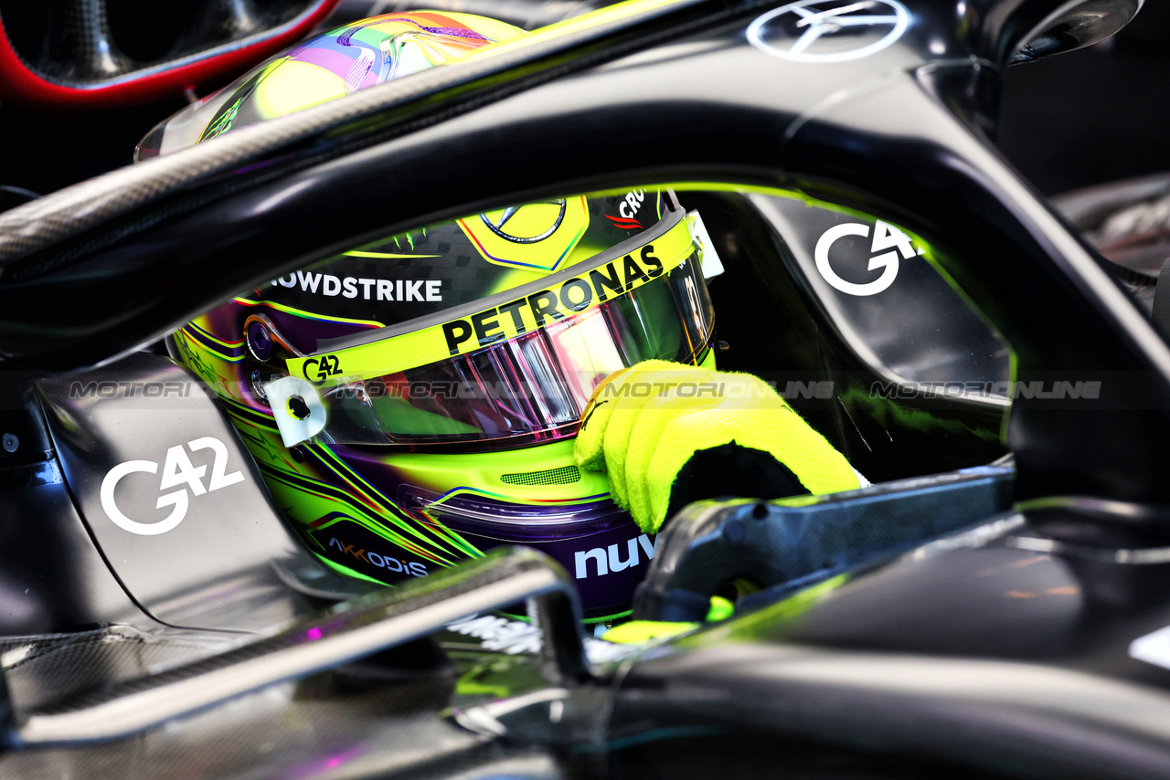 GP SINGAPORE, Lewis Hamilton (GBR) Mercedes AMG F1 W14 in the pits.

16.09.2023. Formula 1 World Championship, Rd 16, Singapore Grand Prix, Marina Bay Street Circuit, Singapore, Qualifiche Day.

- www.xpbimages.com, EMail: requests@xpbimages.com © Copyright: Batchelor / XPB Images