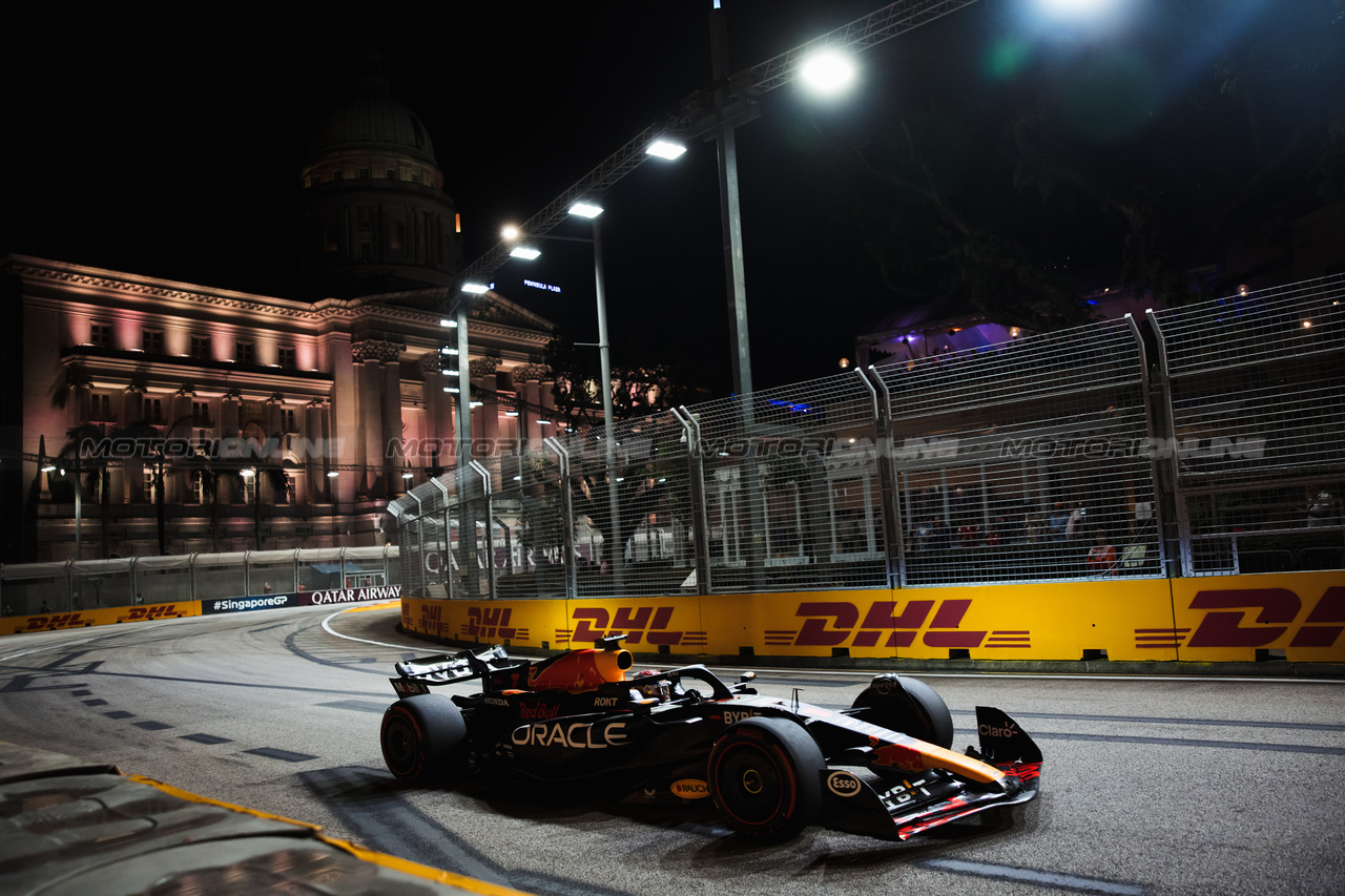GP SINGAPORE, Max Verstappen (NLD) Red Bull Racing RB19.

16.09.2023. Formula 1 World Championship, Rd 16, Singapore Grand Prix, Marina Bay Street Circuit, Singapore, Qualifiche Day.

- www.xpbimages.com, EMail: requests@xpbimages.com © Copyright: Bearne / XPB Images