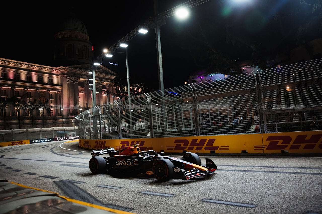 GP SINGAPORE, Sergio Perez (MEX) Red Bull Racing RB19.

16.09.2023. Formula 1 World Championship, Rd 16, Singapore Grand Prix, Marina Bay Street Circuit, Singapore, Qualifiche Day.

- www.xpbimages.com, EMail: requests@xpbimages.com © Copyright: Bearne / XPB Images