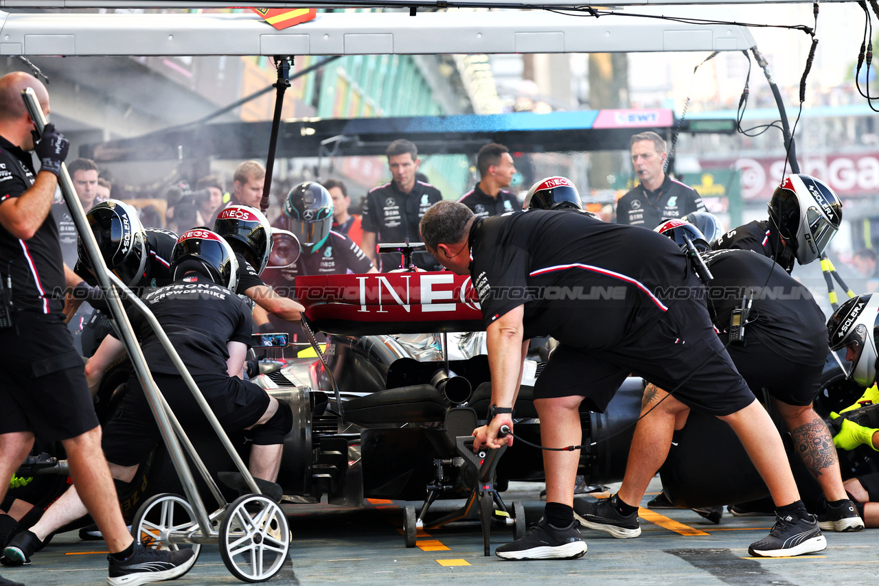 GP SINGAPORE, George Russell (GBR) Mercedes AMG F1 W14 in the pits.

16.09.2023. Formula 1 World Championship, Rd 16, Singapore Grand Prix, Marina Bay Street Circuit, Singapore, Qualifiche Day.

- www.xpbimages.com, EMail: requests@xpbimages.com © Copyright: Batchelor / XPB Images