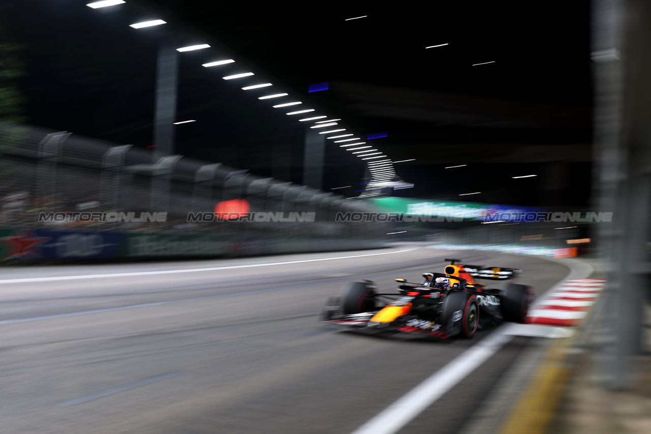 GP SINGAPORE, Max Verstappen (NLD) Red Bull Racing RB19.

16.09.2023. Formula 1 World Championship, Rd 16, Singapore Grand Prix, Marina Bay Street Circuit, Singapore, Qualifiche Day.

 - www.xpbimages.com, EMail: requests@xpbimages.com © Copyright: Rew / XPB Images