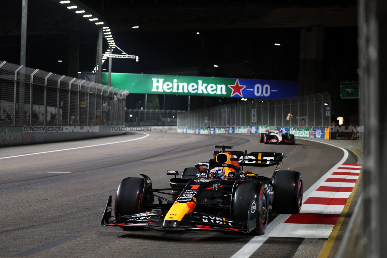GP SINGAPORE, Max Verstappen (NLD) Red Bull Racing RB19.

16.09.2023. Formula 1 World Championship, Rd 16, Singapore Grand Prix, Marina Bay Street Circuit, Singapore, Qualifiche Day.

 - www.xpbimages.com, EMail: requests@xpbimages.com © Copyright: Rew / XPB Images