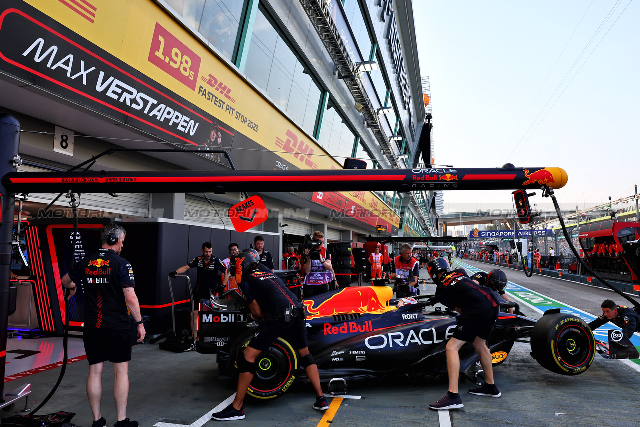 GP SINGAPORE, Max Verstappen (NLD) Red Bull Racing RB19 in the pits.

16.09.2023. Formula 1 World Championship, Rd 16, Singapore Grand Prix, Marina Bay Street Circuit, Singapore, Qualifiche Day.

- www.xpbimages.com, EMail: requests@xpbimages.com © Copyright: Batchelor / XPB Images