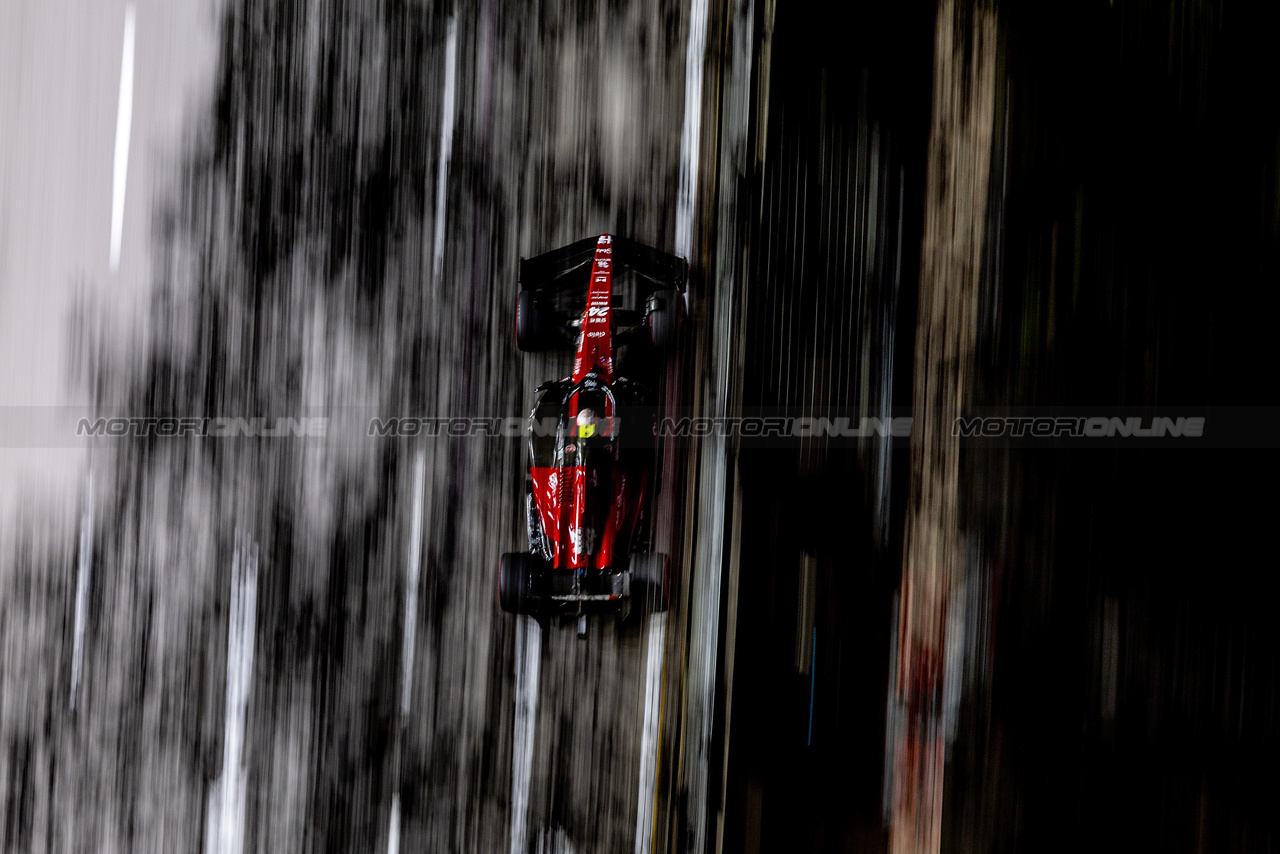 GP SINGAPORE, Zhou Guanyu (CHN) Alfa Romeo F1 Team C43.

16.09.2023. Formula 1 World Championship, Rd 16, Singapore Grand Prix, Marina Bay Street Circuit, Singapore, Qualifiche Day.

- www.xpbimages.com, EMail: requests@xpbimages.com © Copyright: Moy / XPB Images
