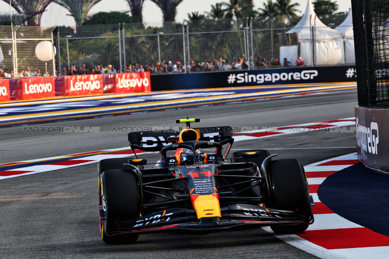 GP SINGAPORE, Sergio Perez (MEX) Red Bull Racing RB19.

16.09.2023. Formula 1 World Championship, Rd 16, Singapore Grand Prix, Marina Bay Street Circuit, Singapore, Qualifiche Day.

- www.xpbimages.com, EMail: requests@xpbimages.com © Copyright: Batchelor / XPB Images