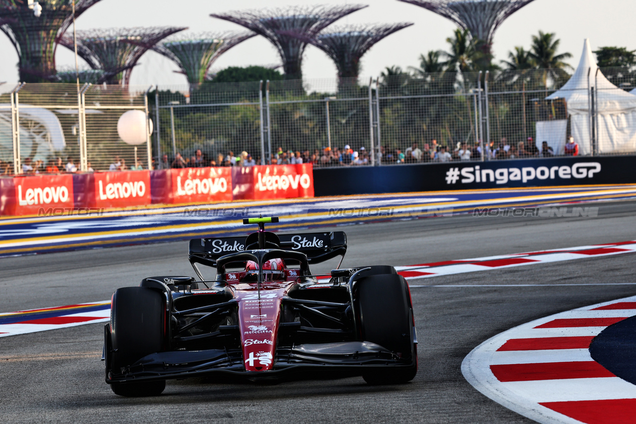 GP SINGAPORE, Zhou Guanyu (CHN) Alfa Romeo F1 Team C43.

16.09.2023. Formula 1 World Championship, Rd 16, Singapore Grand Prix, Marina Bay Street Circuit, Singapore, Qualifiche Day.

- www.xpbimages.com, EMail: requests@xpbimages.com © Copyright: Batchelor / XPB Images