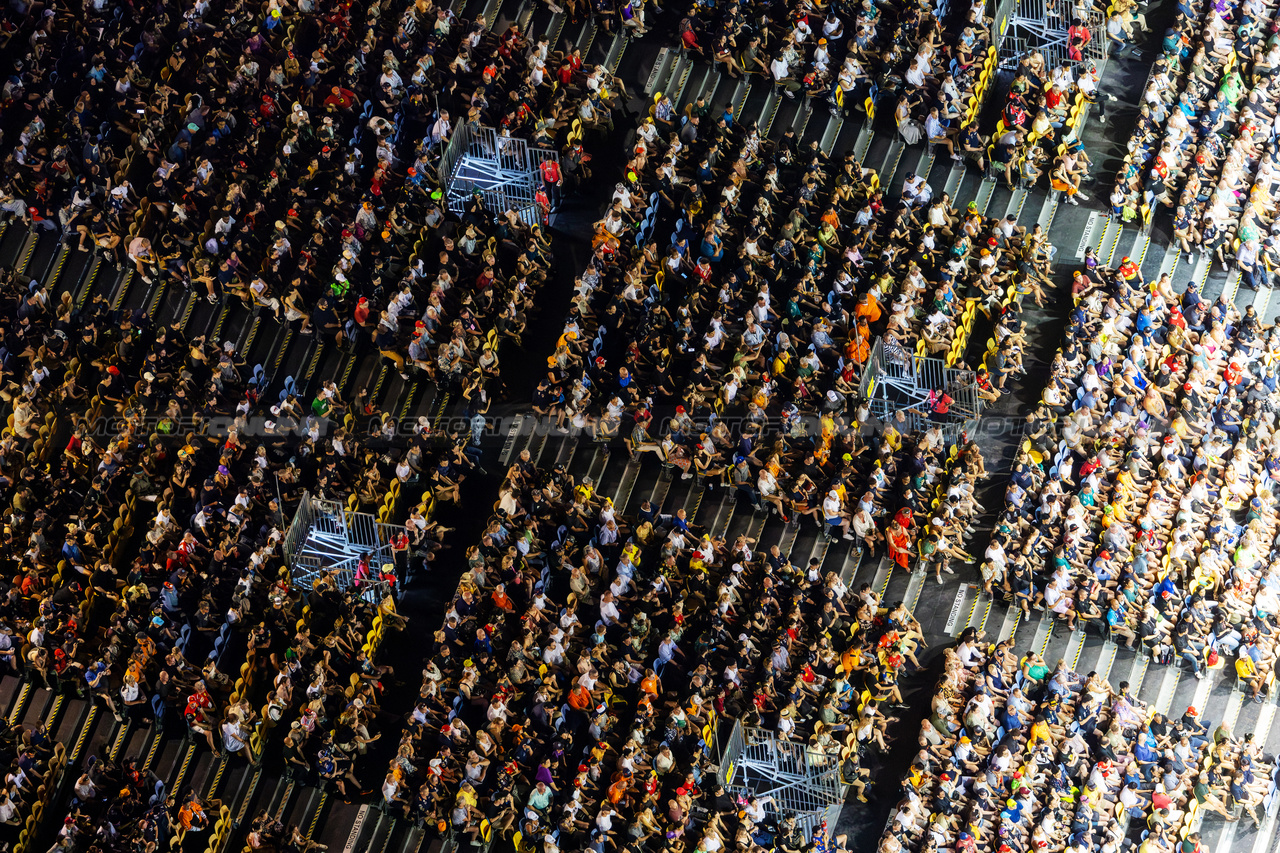 GP SINGAPORE, Circuit Atmosfera - fans.

16.09.2023. Formula 1 World Championship, Rd 16, Singapore Grand Prix, Marina Bay Street Circuit, Singapore, Qualifiche Day.

- www.xpbimages.com, EMail: requests@xpbimages.com © Copyright: Moy / XPB Images
