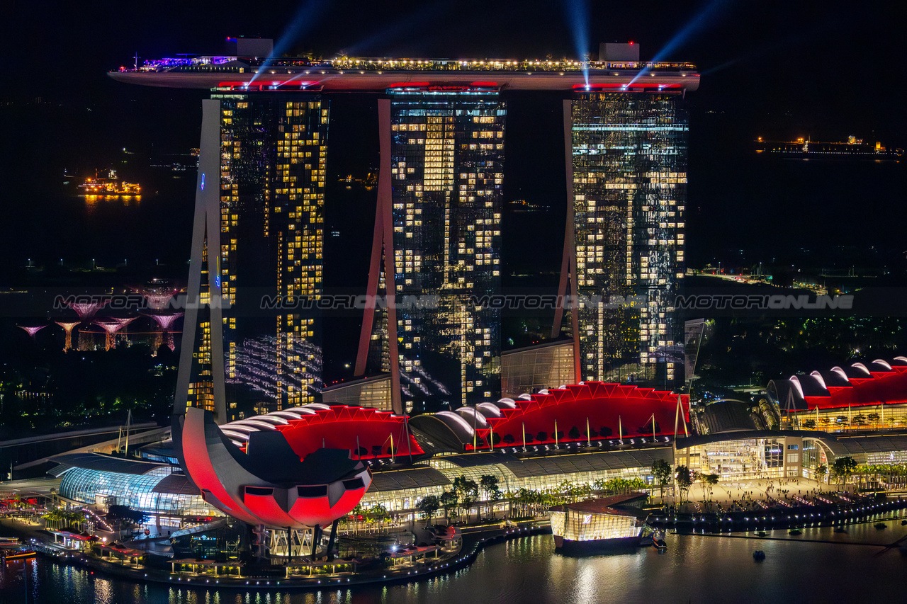 GP SINGAPORE, Circuit Atmosfera - Marina Bay Hotel.

16.09.2023. Formula 1 World Championship, Rd 16, Singapore Grand Prix, Marina Bay Street Circuit, Singapore, Qualifiche Day.

- www.xpbimages.com, EMail: requests@xpbimages.com © Copyright: Moy / XPB Images
