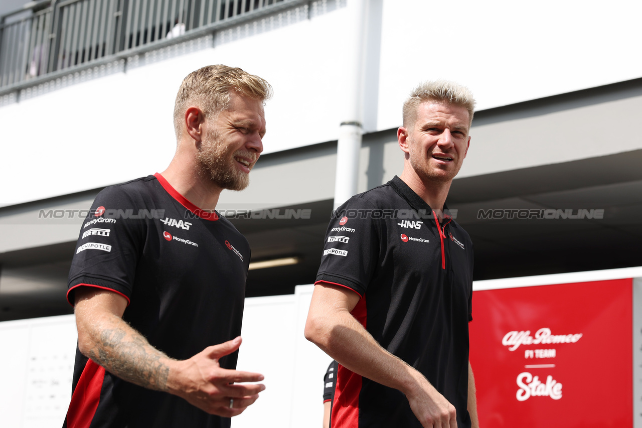 GP SINGAPORE, (L to R): Kevin Magnussen (DEN) Haas F1 Team with Nico Hulkenberg (GER) Haas F1 Team.

16.09.2023. Formula 1 World Championship, Rd 16, Singapore Grand Prix, Marina Bay Street Circuit, Singapore, Qualifiche Day.

 - www.xpbimages.com, EMail: requests@xpbimages.com © Copyright: Rew / XPB Images