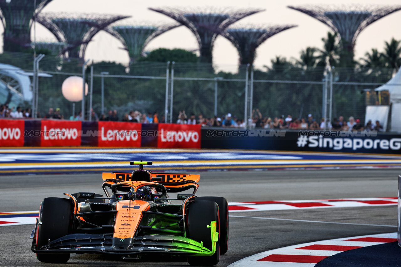 GP SINGAPORE, Lando Norris (GBR) McLaren MCL60 with flow-vis paint on the front wing.

16.09.2023. Formula 1 World Championship, Rd 16, Singapore Grand Prix, Marina Bay Street Circuit, Singapore, Qualifiche Day.

- www.xpbimages.com, EMail: requests@xpbimages.com © Copyright: Batchelor / XPB Images