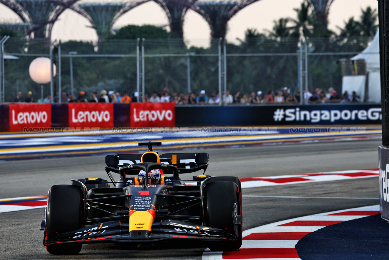 GP SINGAPORE, Max Verstappen (NLD) Red Bull Racing RB19.

16.09.2023. Formula 1 World Championship, Rd 16, Singapore Grand Prix, Marina Bay Street Circuit, Singapore, Qualifiche Day.

- www.xpbimages.com, EMail: requests@xpbimages.com © Copyright: Batchelor / XPB Images