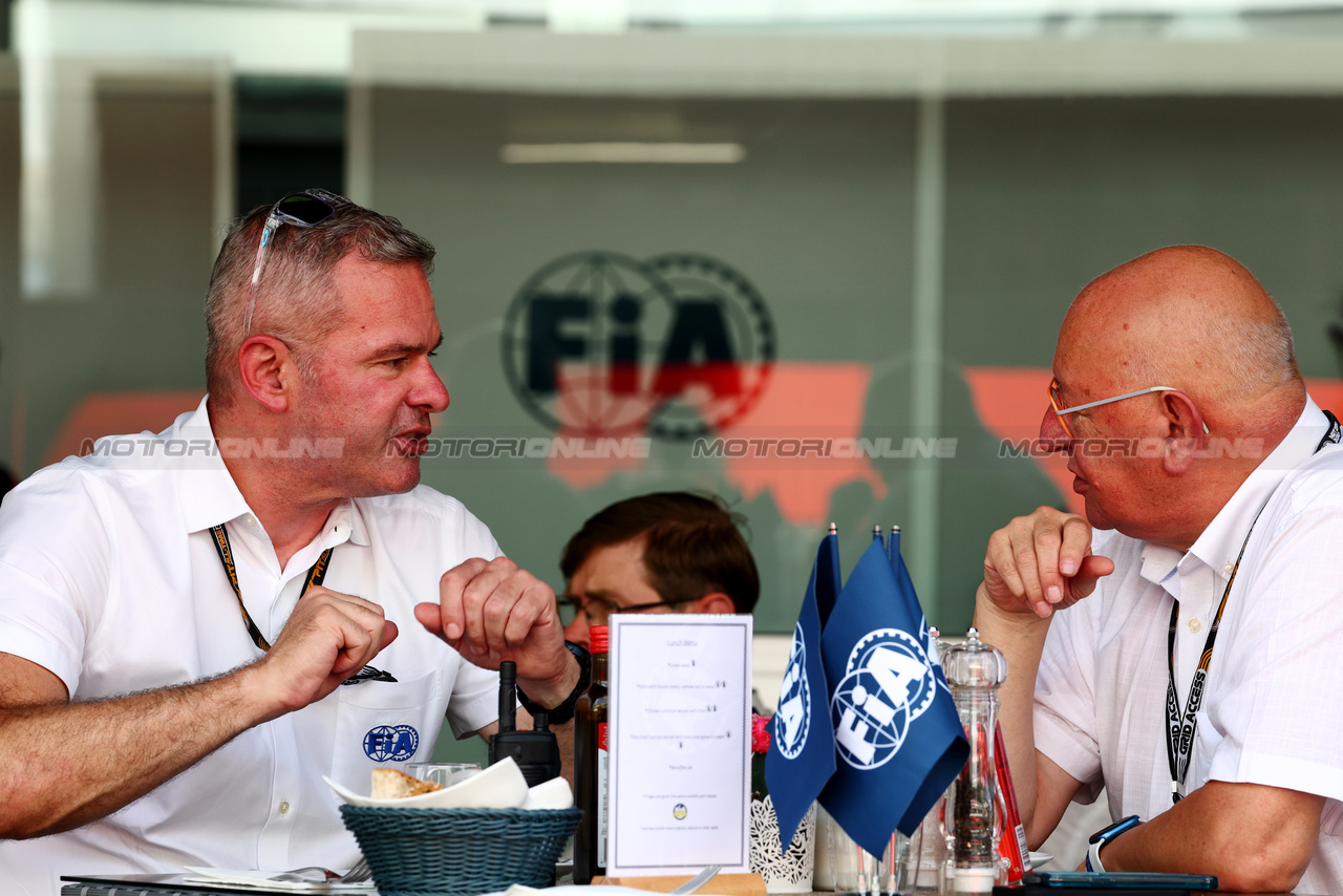 GP SINGAPORE, (L to R): Niels Wittich (GER) FIA F1 Gara Director with Dieter Rencken (RSA) Motorsport Adviser to FIA President.

16.09.2023. Formula 1 World Championship, Rd 16, Singapore Grand Prix, Marina Bay Street Circuit, Singapore, Qualifiche Day.

 - www.xpbimages.com, EMail: requests@xpbimages.com © Copyright: Coates / XPB Images