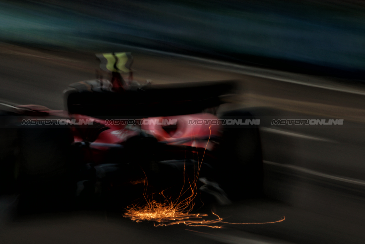 GP SINGAPORE, Carlos Sainz Jr (ESP) Ferrari SF-23 sends sparks flying.

16.09.2023. Formula 1 World Championship, Rd 16, Singapore Grand Prix, Marina Bay Street Circuit, Singapore, Qualifiche Day.

 - www.xpbimages.com, EMail: requests@xpbimages.com © Copyright: Coates / XPB Images