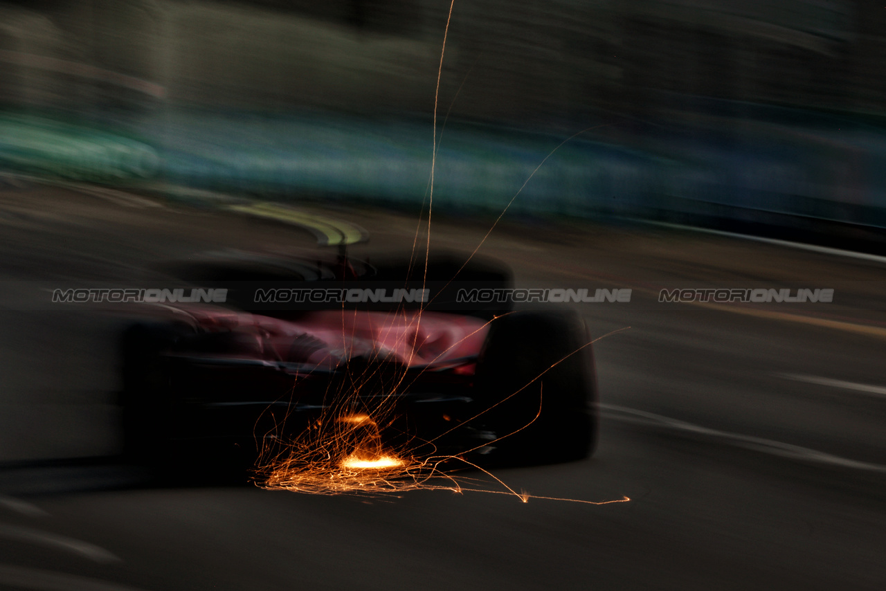 GP SINGAPORE, Carlos Sainz Jr (ESP) Ferrari SF-23 sends sparks flying.

16.09.2023. Formula 1 World Championship, Rd 16, Singapore Grand Prix, Marina Bay Street Circuit, Singapore, Qualifiche Day.

 - www.xpbimages.com, EMail: requests@xpbimages.com © Copyright: Coates / XPB Images