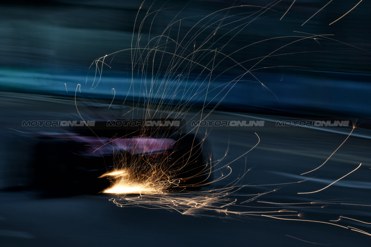 GP SINGAPORE, Charles Leclerc (MON) Ferrari SF-23 sends sparks flying.

16.09.2023. Formula 1 World Championship, Rd 16, Singapore Grand Prix, Marina Bay Street Circuit, Singapore, Qualifiche Day.

 - www.xpbimages.com, EMail: requests@xpbimages.com © Copyright: Coates / XPB Images