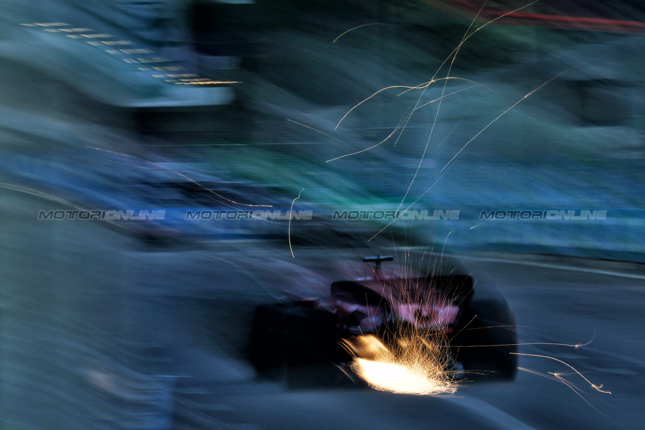 GP SINGAPORE, Charles Leclerc (MON) Ferrari SF-23 sends sparks flying.

16.09.2023. Formula 1 World Championship, Rd 16, Singapore Grand Prix, Marina Bay Street Circuit, Singapore, Qualifiche Day.

 - www.xpbimages.com, EMail: requests@xpbimages.com © Copyright: Coates / XPB Images