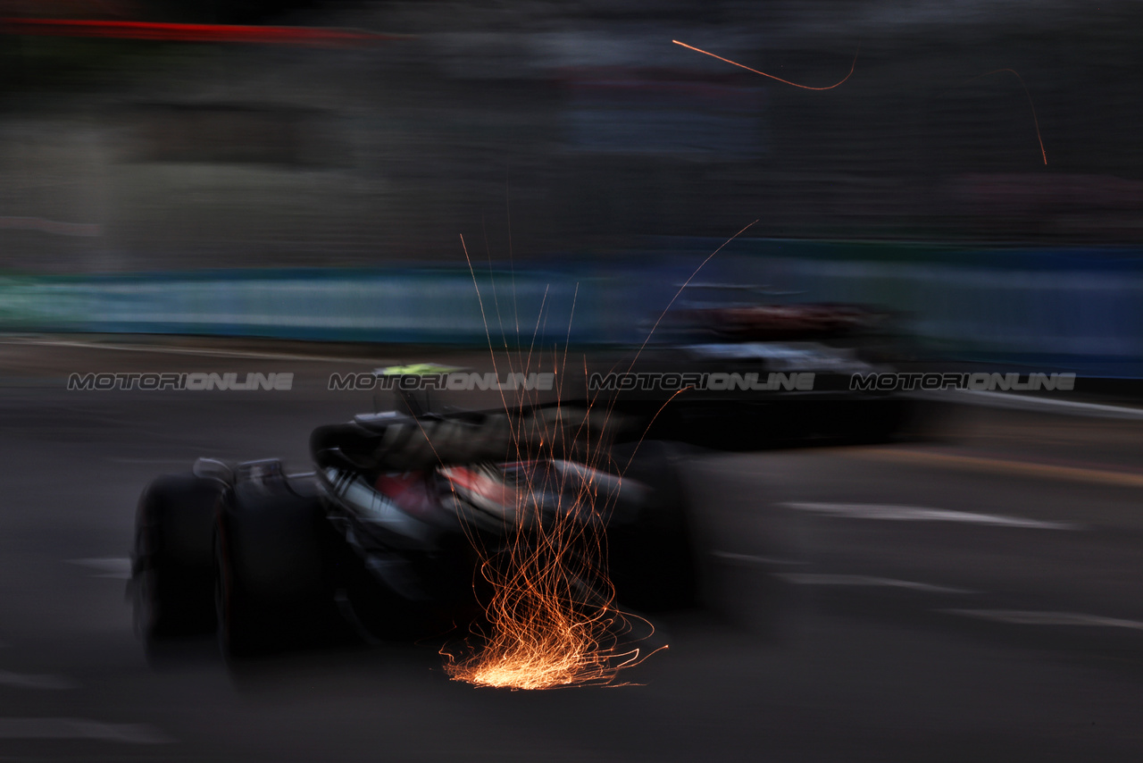 GP SINGAPORE, Nico Hulkenberg (GER) Haas VF-23 sends sparks flying.

16.09.2023. Formula 1 World Championship, Rd 16, Singapore Grand Prix, Marina Bay Street Circuit, Singapore, Qualifiche Day.

 - www.xpbimages.com, EMail: requests@xpbimages.com © Copyright: Coates / XPB Images