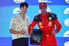 GP SINGAPORE, Carlos Sainz Jr (ESP) Ferrari receives the Pirelli Pole Position Award from Eric Nam (USA) Singer.
16.09.2023. Formula 1 World Championship, Rd 16, Singapore Grand Prix, Marina Bay Street Circuit, Singapore, Qualifiche Day.
- www.xpbimages.com, EMail: requests@xpbimages.com © Copyright: Batchelor / XPB Images