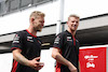 GP SINGAPORE, (L to R): Kevin Magnussen (DEN) Haas F1 Team with Nico Hulkenberg (GER) Haas F1 Team.
16.09.2023. Formula 1 World Championship, Rd 16, Singapore Grand Prix, Marina Bay Street Circuit, Singapore, Qualifiche Day.
 - www.xpbimages.com, EMail: requests@xpbimages.com © Copyright: Rew / XPB Images