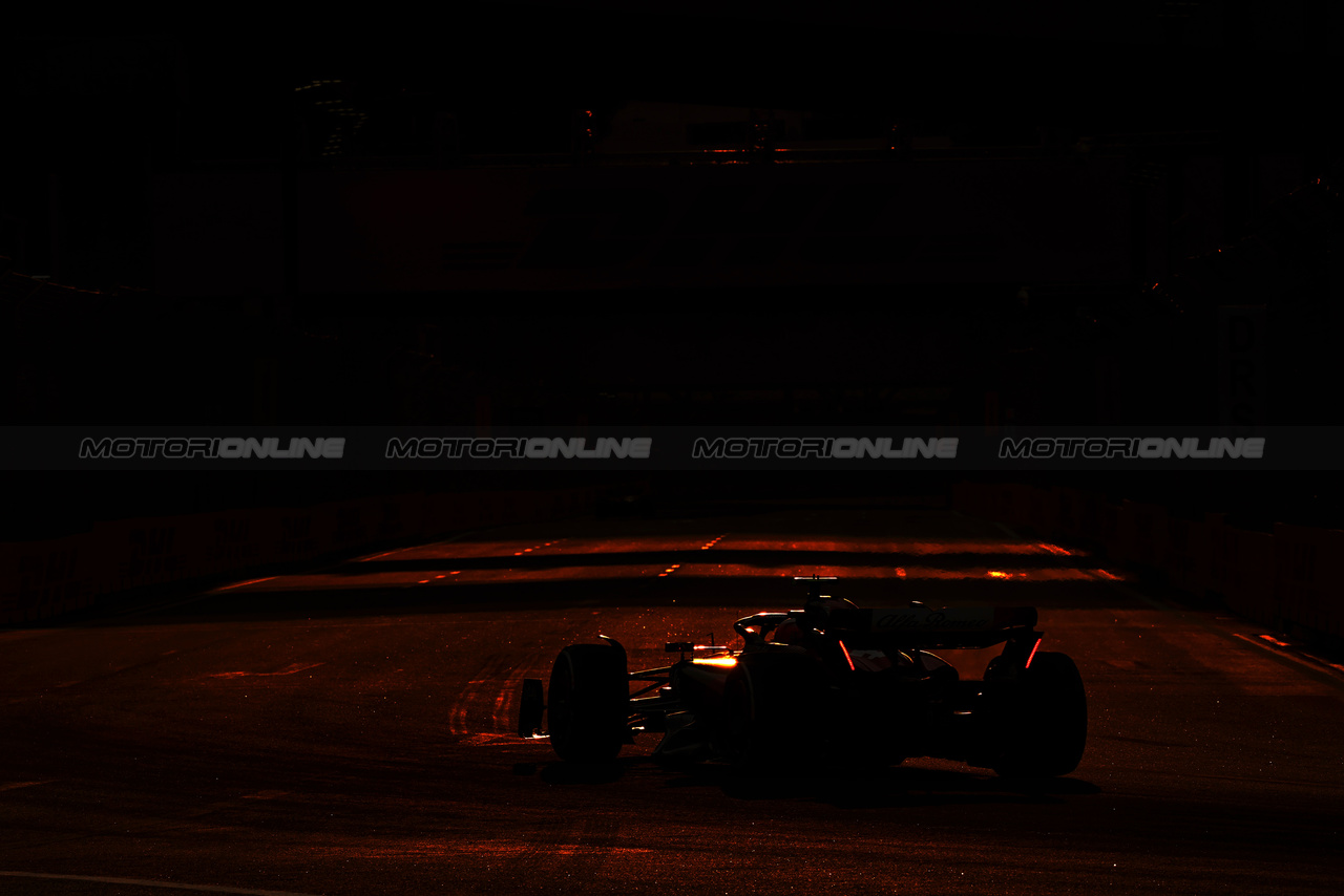 GP SINGAPORE, Zhou Guanyu (CHN) Alfa Romeo F1 Team C43.

15.09.2023. Formula 1 World Championship, Rd 16, Singapore Grand Prix, Marina Bay Street Circuit, Singapore, Practice Day.

- www.xpbimages.com, EMail: requests@xpbimages.com © Copyright: Charniaux / XPB Images