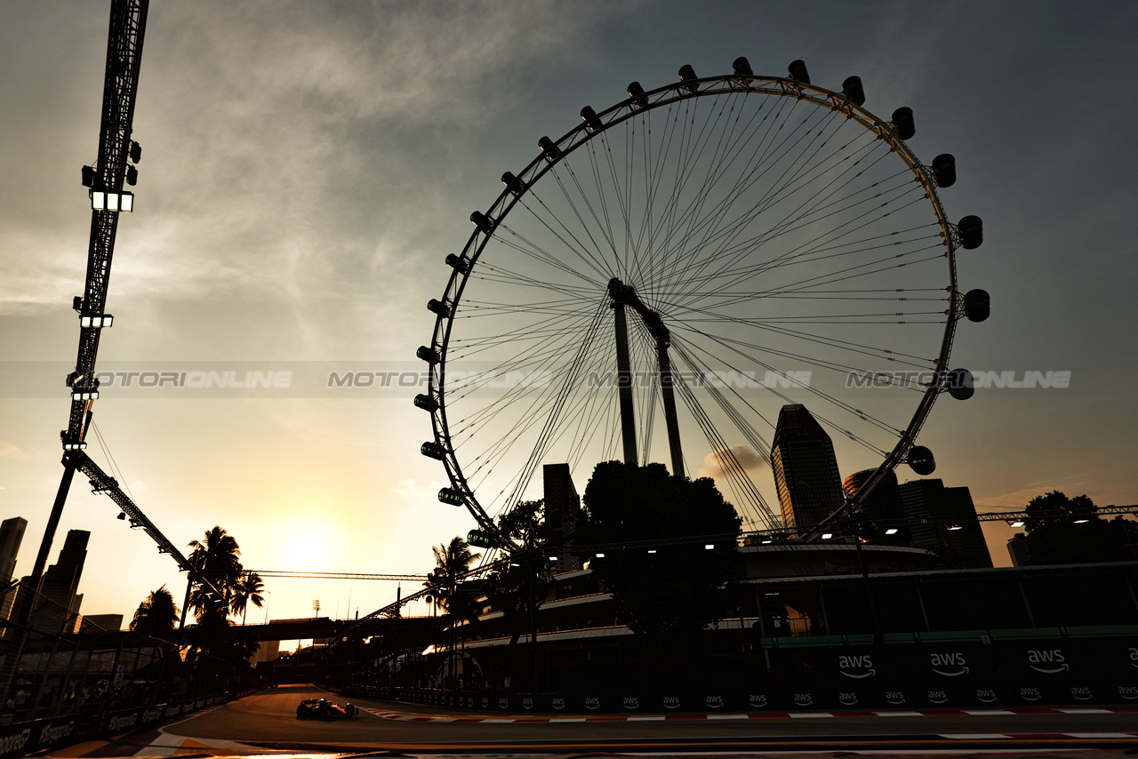 GP SINGAPORE, Oscar Piastri (AUS) McLaren MCL60.

15.09.2023. Formula 1 World Championship, Rd 16, Singapore Grand Prix, Marina Bay Street Circuit, Singapore, Practice Day.

- www.xpbimages.com, EMail: requests@xpbimages.com © Copyright: Moy / XPB Images