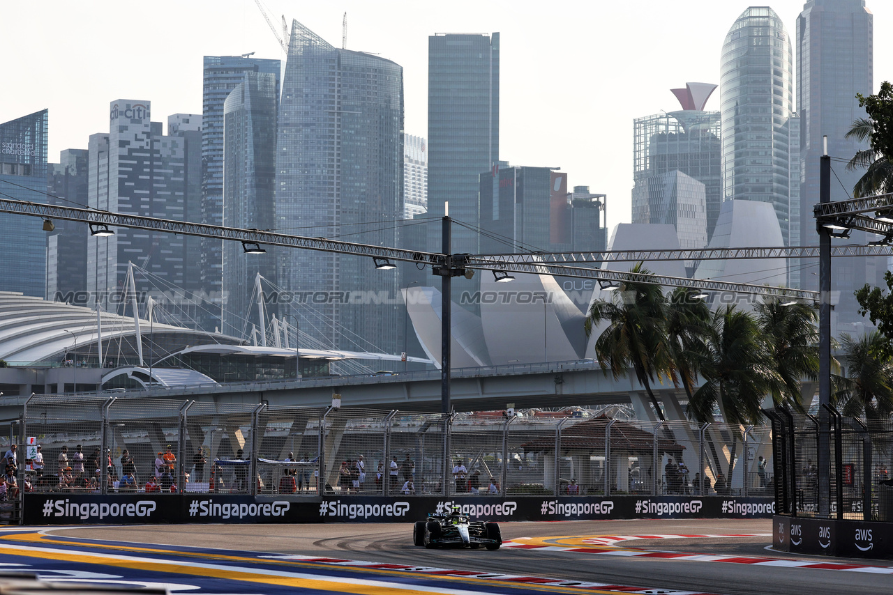 GP SINGAPORE, Lewis Hamilton (GBR) Mercedes AMG F1 W14.

15.09.2023. Formula 1 World Championship, Rd 16, Singapore Grand Prix, Marina Bay Street Circuit, Singapore, Practice Day.

- www.xpbimages.com, EMail: requests@xpbimages.com © Copyright: Moy / XPB Images