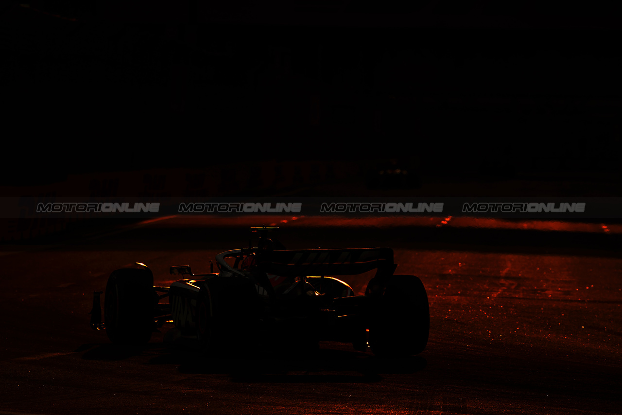 GP SINGAPORE, Nico Hulkenberg (GER) Haas VF-23.

15.09.2023. Formula 1 World Championship, Rd 16, Singapore Grand Prix, Marina Bay Street Circuit, Singapore, Practice Day.

- www.xpbimages.com, EMail: requests@xpbimages.com © Copyright: Charniaux / XPB Images