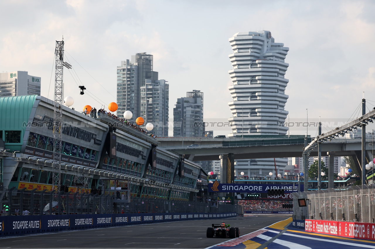GP SINGAPORE, Max Verstappen (NLD) Red Bull Racing RB19.

15.09.2023. Formula 1 World Championship, Rd 16, Singapore Grand Prix, Marina Bay Street Circuit, Singapore, Practice Day.

- www.xpbimages.com, EMail: requests@xpbimages.com © Copyright: Moy / XPB Images