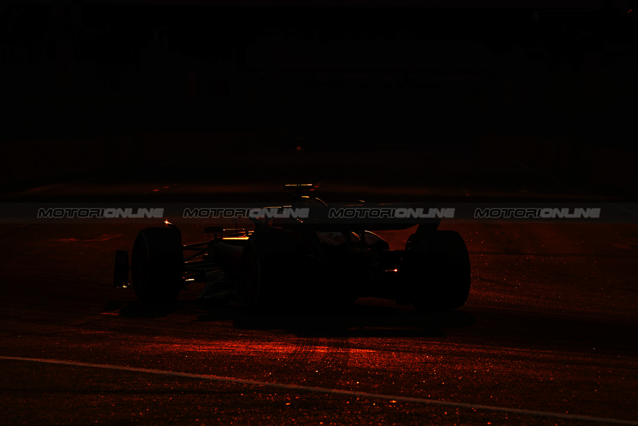 GP SINGAPORE, Zhou Guanyu (CHN) Alfa Romeo F1 Team C43.

15.09.2023. Formula 1 World Championship, Rd 16, Singapore Grand Prix, Marina Bay Street Circuit, Singapore, Practice Day.

- www.xpbimages.com, EMail: requests@xpbimages.com © Copyright: Charniaux / XPB Images