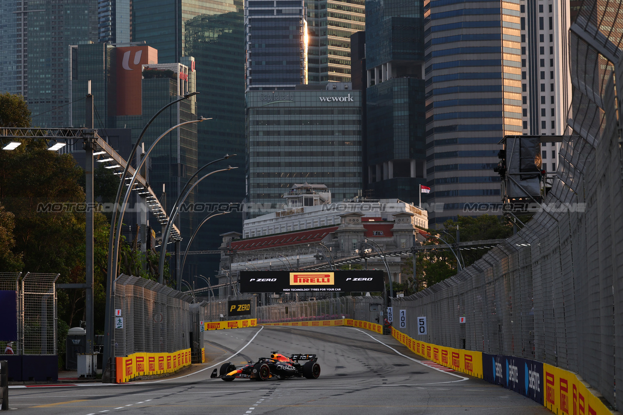 GP SINGAPORE, Max Verstappen (NLD) Red Bull Racing RB19.

15.09.2023. Formula 1 World Championship, Rd 16, Singapore Grand Prix, Marina Bay Street Circuit, Singapore, Practice Day.

 - www.xpbimages.com, EMail: requests@xpbimages.com © Copyright: Coates / XPB Images